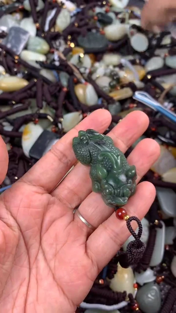 【闪购商品】和田玉颈饰未镶嵌多样性发货没有证书.拍一发一，有瑕
