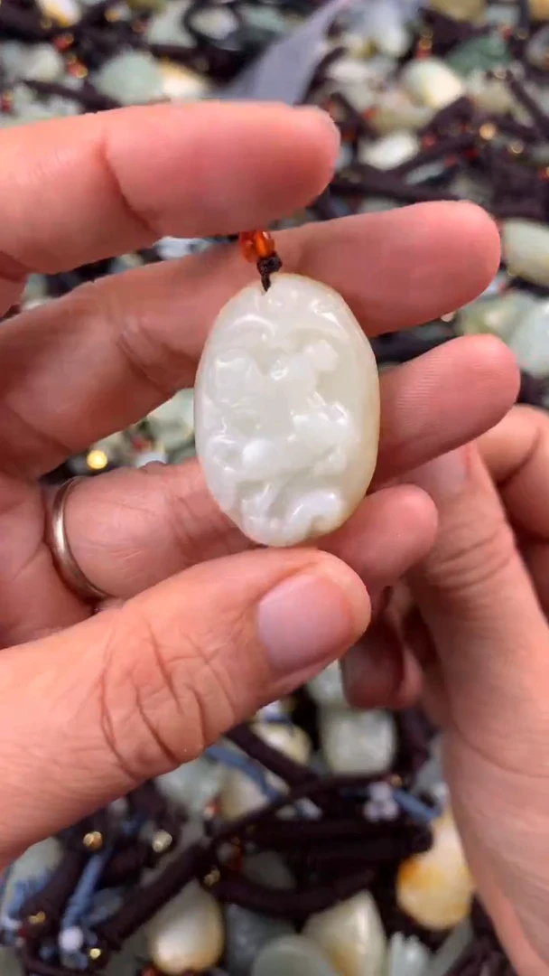 【闪购商品】和田玉颈饰未镶嵌多样性发货没有证书.拍一发一，有瑕