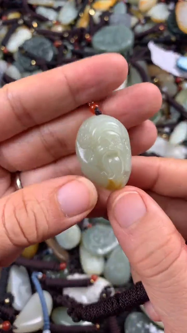 【闪购商品】和田玉颈饰未镶嵌多样性发货没有证书.拍一发一，有瑕