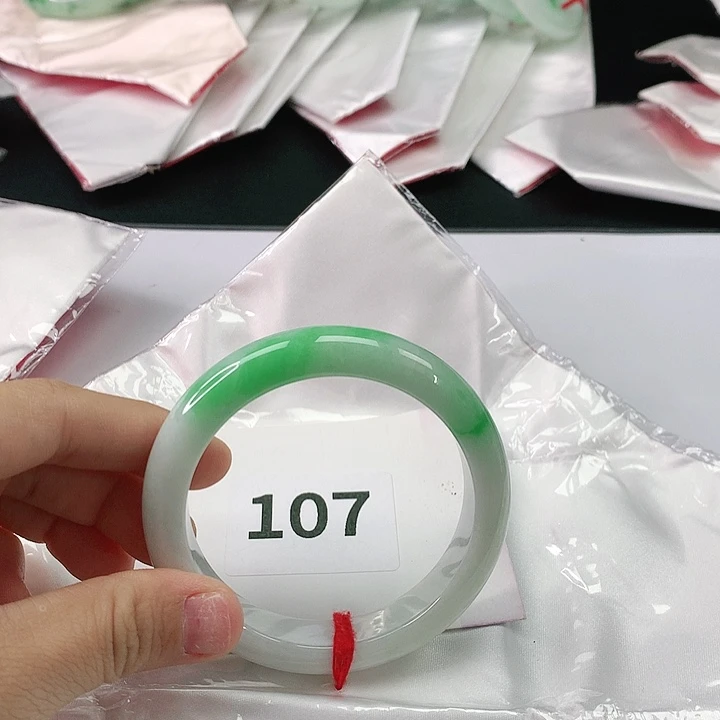 翡翠手镯未镶嵌何****翡翠
