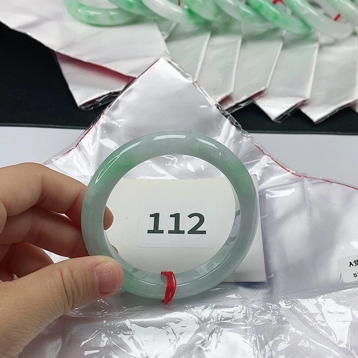 翡翠手镯未镶嵌翡翠