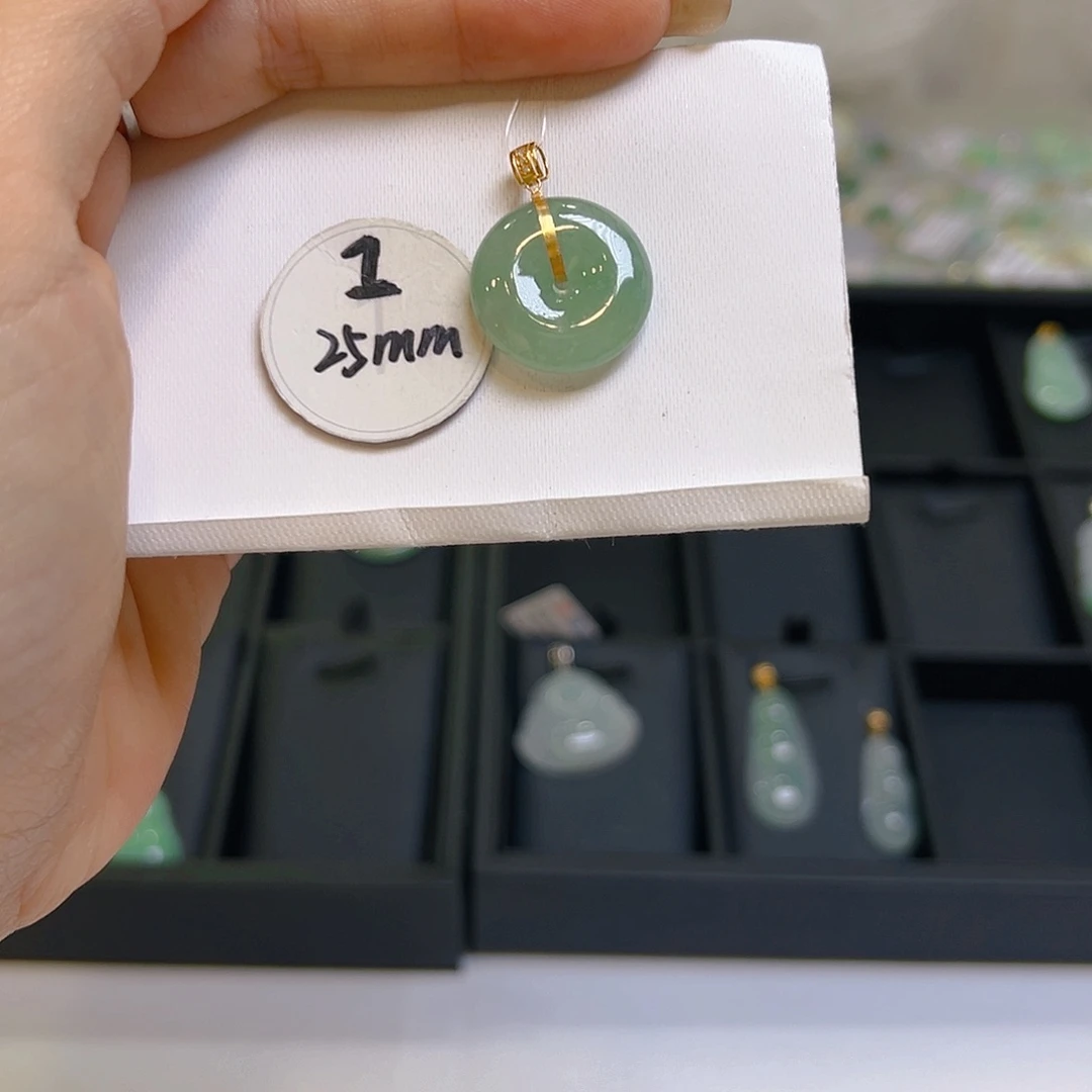 翡翠颈饰18K金镶嵌翡翠