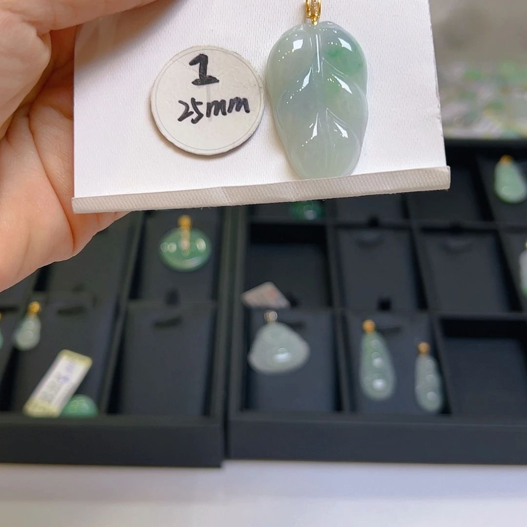 翡翠颈饰18K金镶嵌翡翠