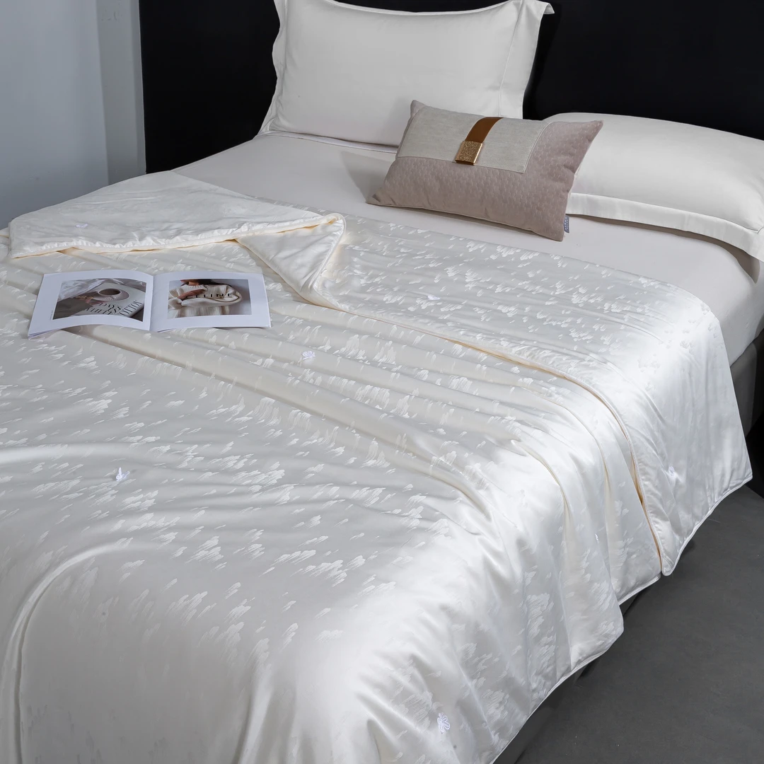 蚕丝被夏凉被被子丝滑蚕丝被，给您贴心睡眠陪伴