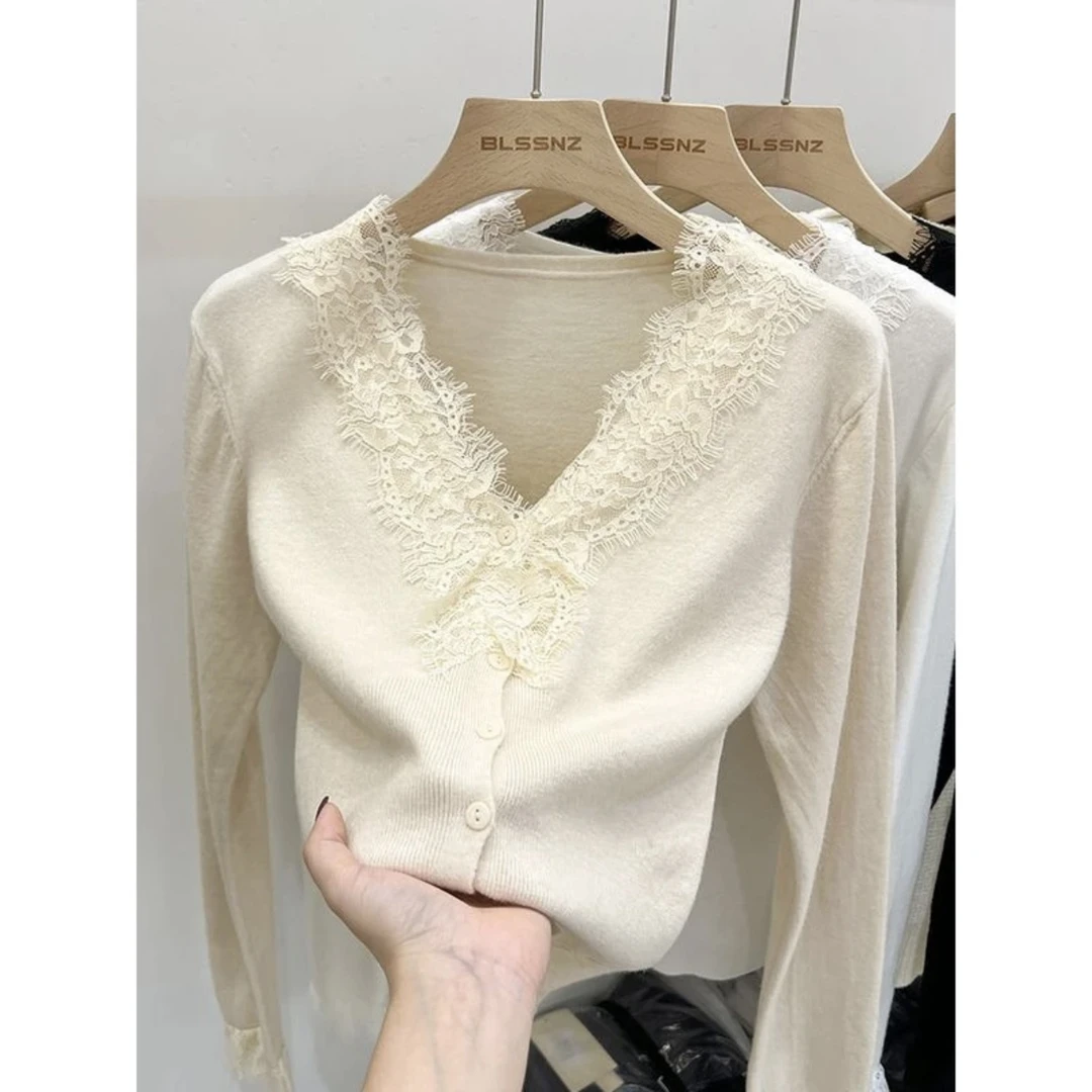 嘉嘉推荐 #524款设计感小众蕾丝拼接V领打底衫