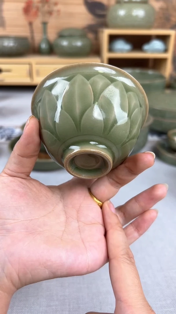 【闪购商品】瓷其他纯手工橄榄青釉剔花莲瓣主人杯