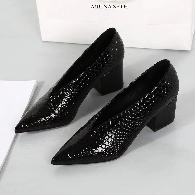 尖头v口漆皮单鞋女高跟瓢鞋2024新款百搭复古奶奶鞋女粗跟四季鞋