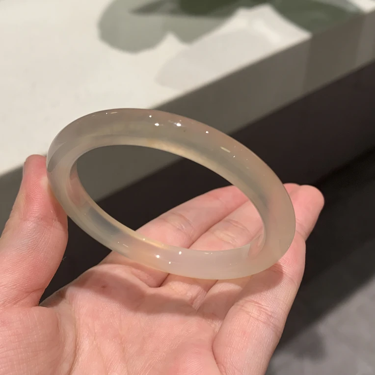 天然玛瑙浅香槟飘沙泥鳅背～53圈口（白纹）