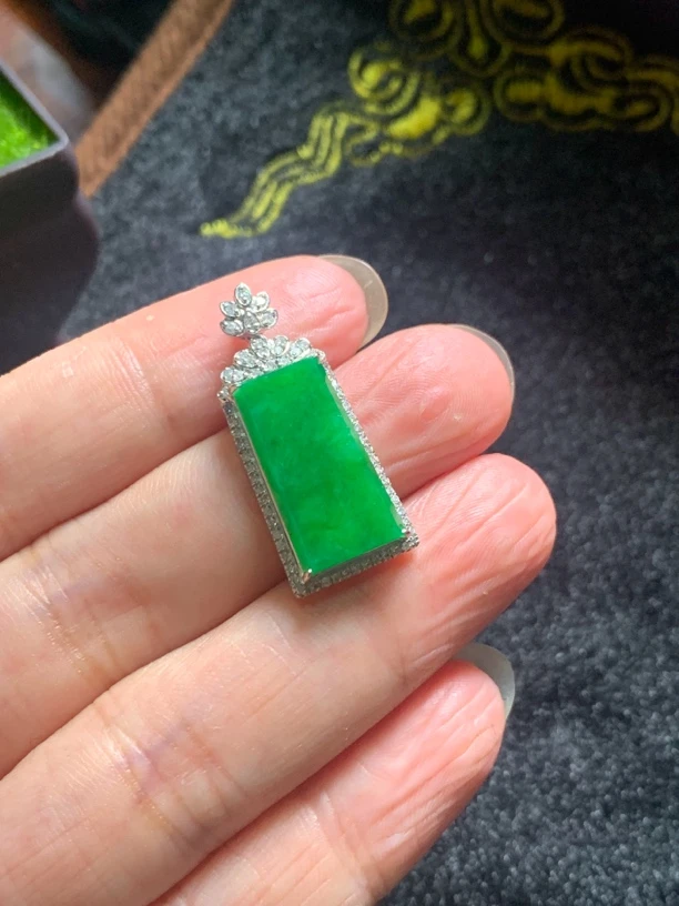 天然缅甸翡翠a货辣绿平安无事牌镶嵌18k金吊坠