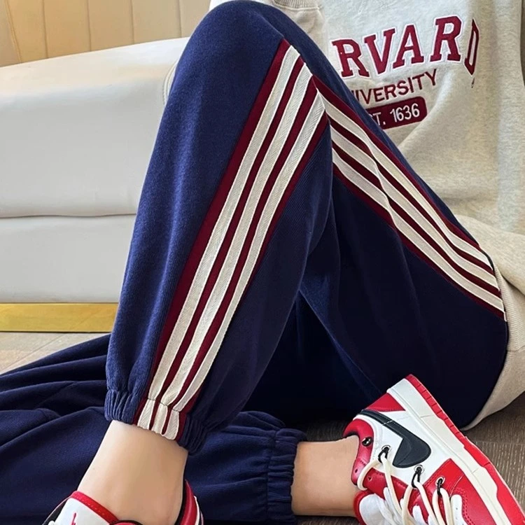 大码运动裤女春秋季三条杠裤子胖mm宽松加绒卫裤侧条纹束脚休闲裤