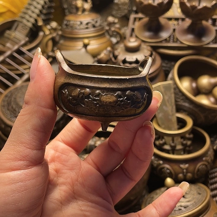 铜器摆件工艺品店
