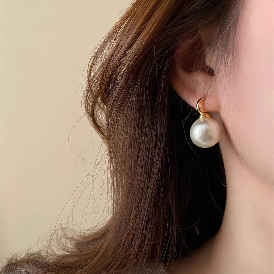 铜合金仿珍珠耳饰 温柔气质轻奢贝珠耳钉素款设计感优雅简约耳环