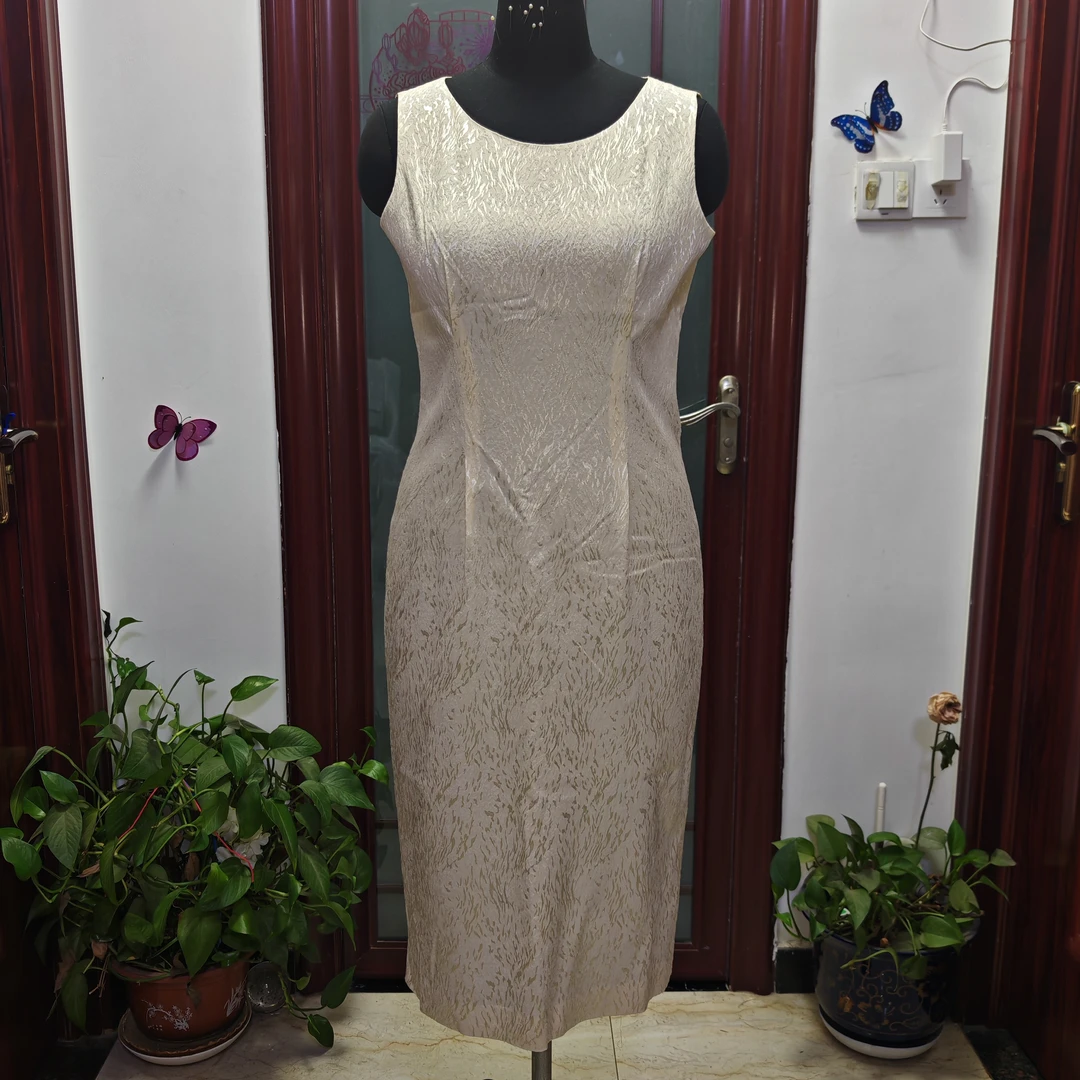 圆领无袖直身连衣裙