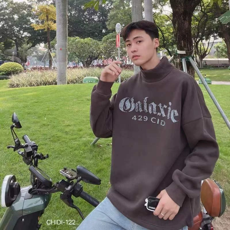 高街潮牌大阔版高领加绒卫衣，时尚洋气休闲秋冬可穿潮牌男女同款。