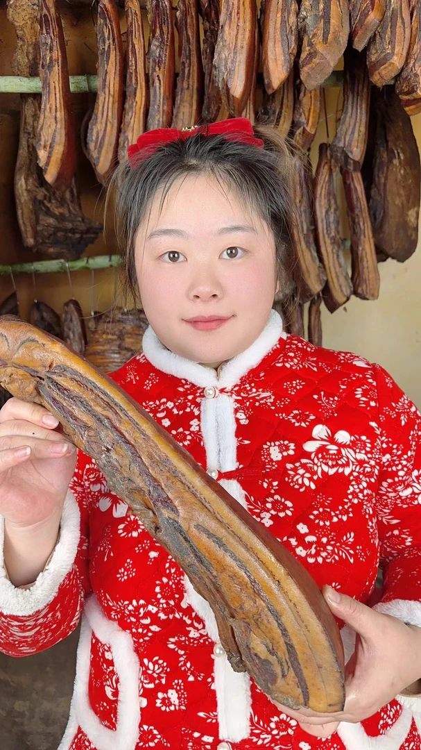 【腊货现称】  湖北恩施烟熏腊五花肉排骨香肠1