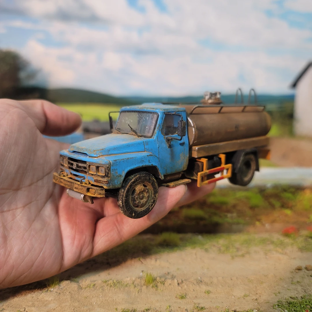 1:43做旧合金东风油罐车模型