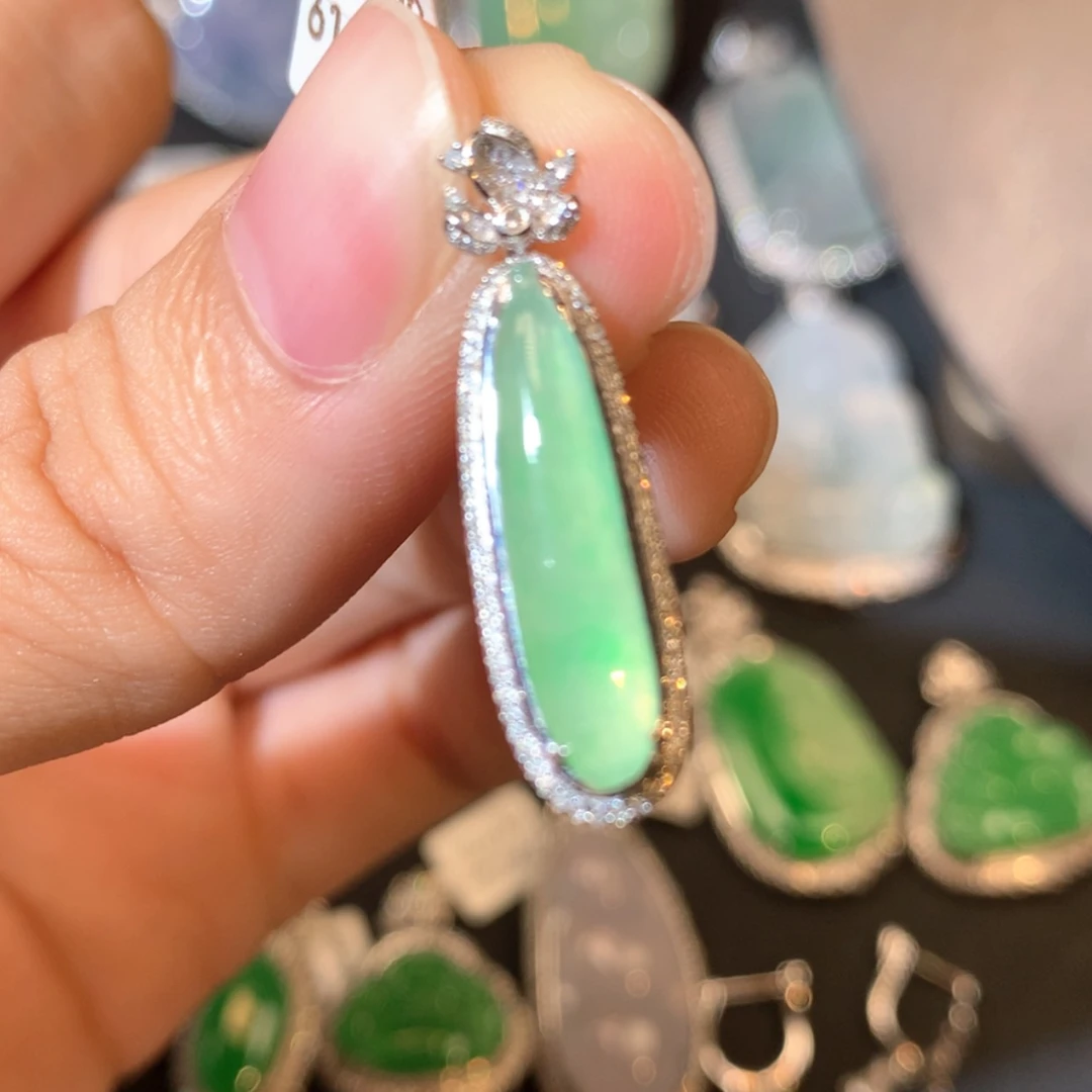 【闪购商品】翡翠吊坠(不含链)18K金镶嵌