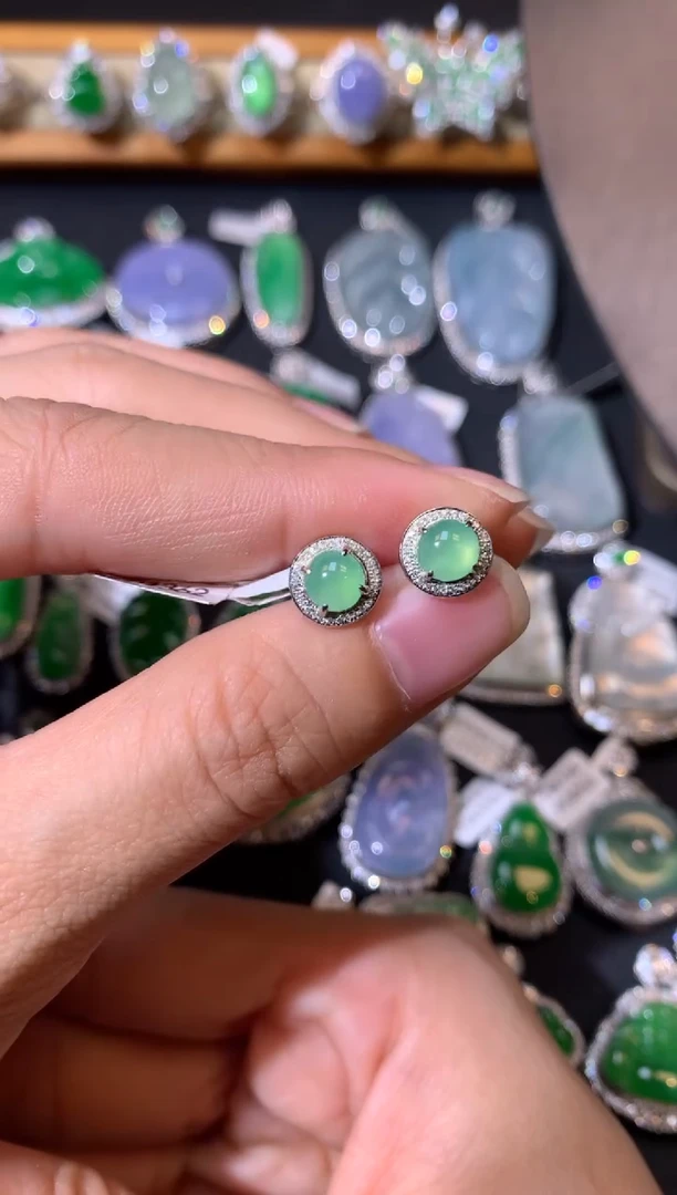【闪购商品】翡翠吊坠(不含链)18K金镶嵌耳钉