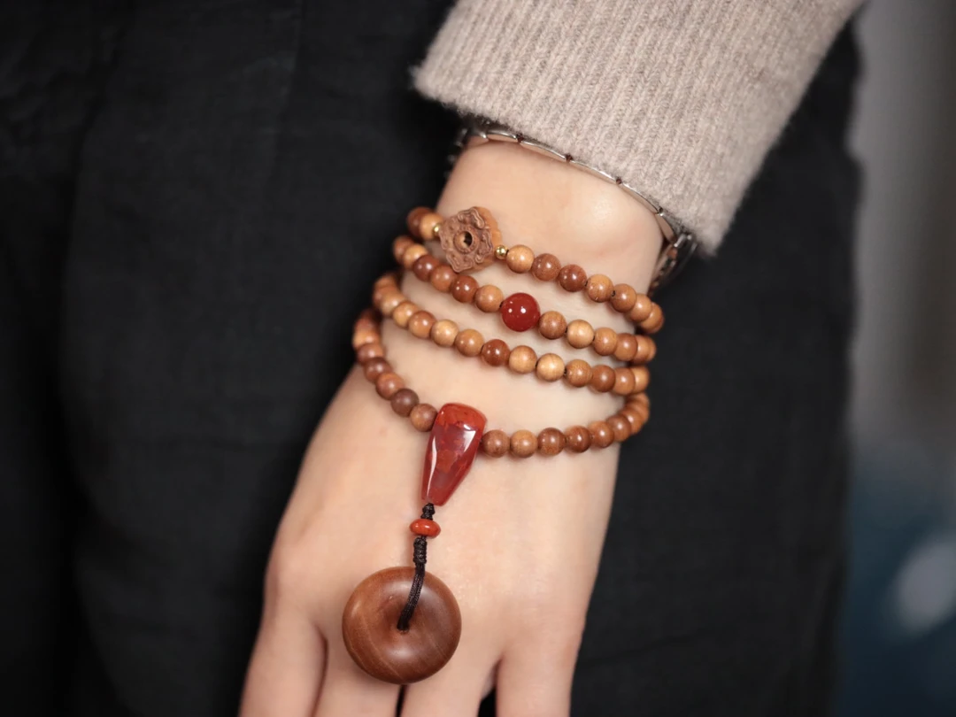 印度老山檀香横纹0.6x108颗配南红（配饰颜色多样性）