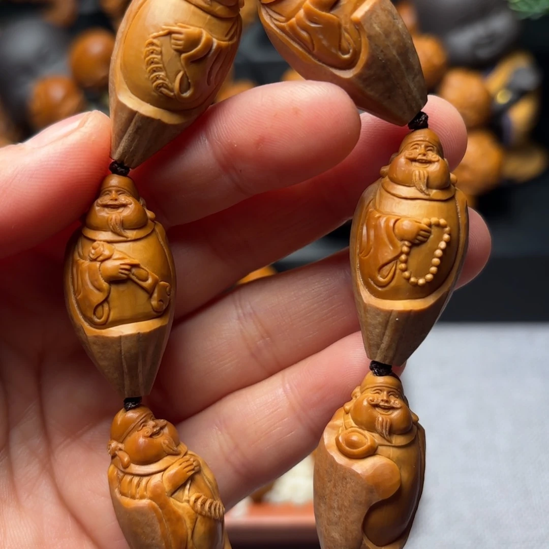 橄榄核核雕包衣财神