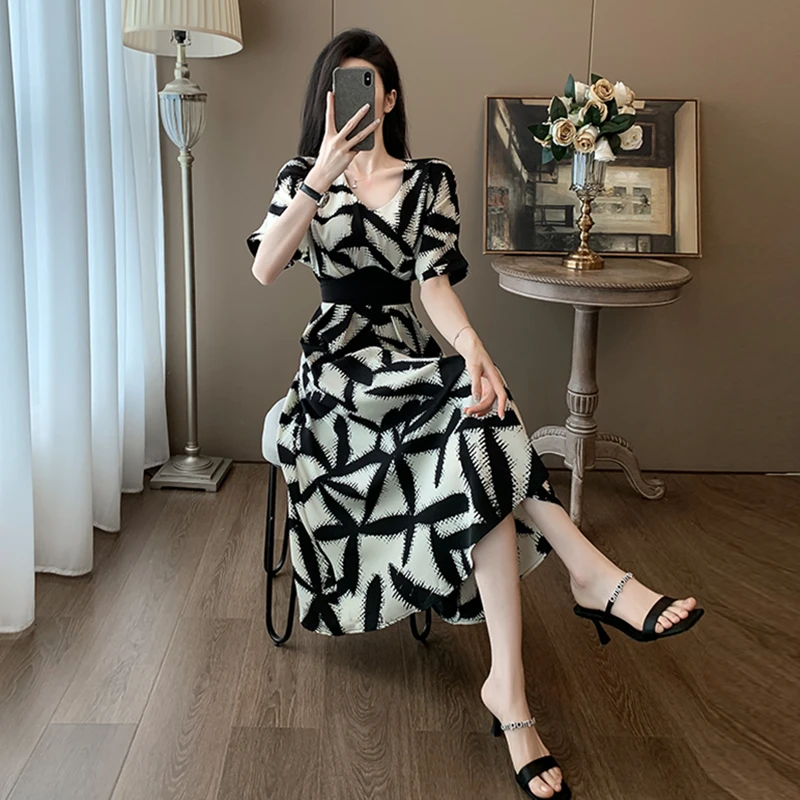 气场强大高级轻奢买手店V领长款连衣裙女夏减龄漂亮显瘦收腰裙子