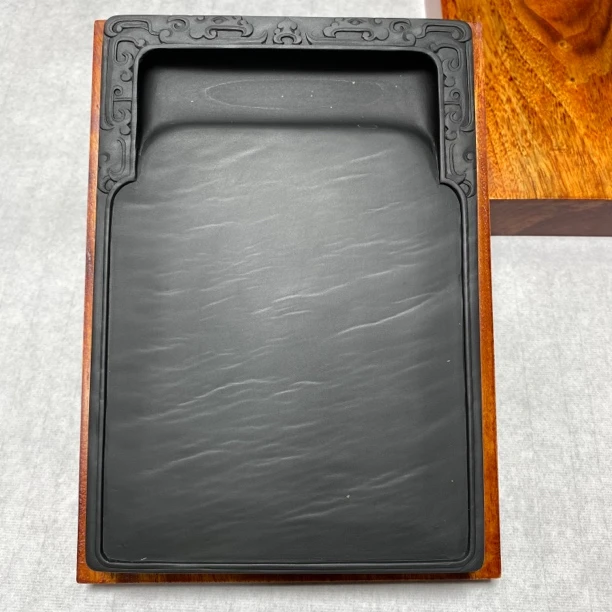夔龙纹砚 星子坑眉纹 18×12.2×3厘米 香樟木盒