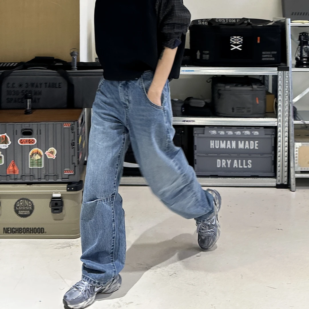 靛蓝褶位直筒牛仔裤