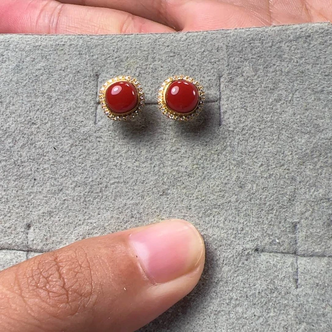 南红玛瑙锦红耳钉一对18K金镶嵌