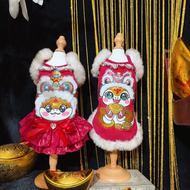 萌宠招财进宝蛇年新年毛边吊带情侣装 小熊泡沫宠物服饰原创