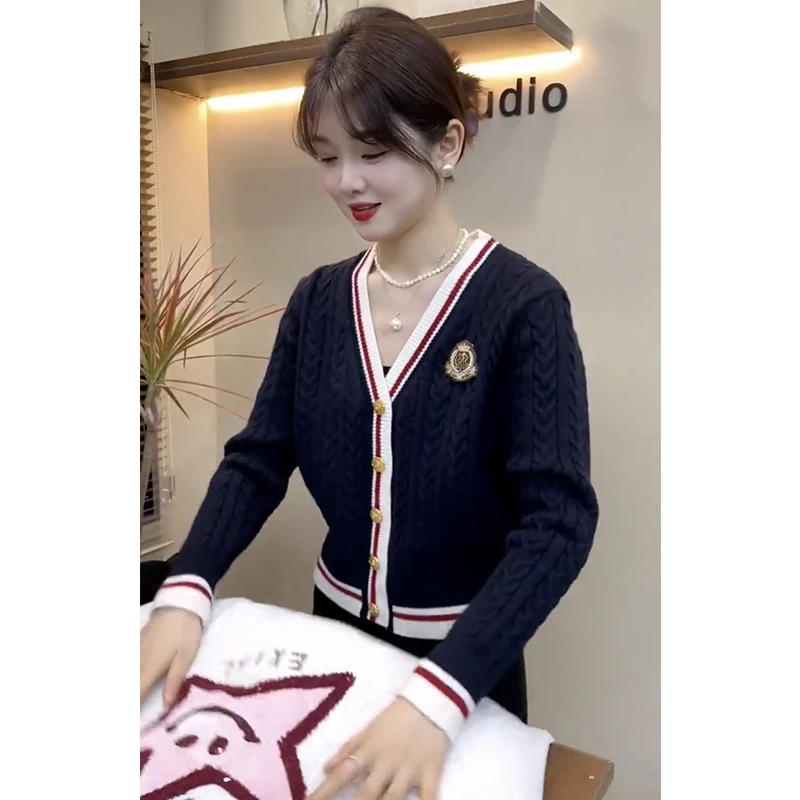 学院风v领毛衣开衫女秋冬复古软糯慵懒风短款小个子麻花针织外套