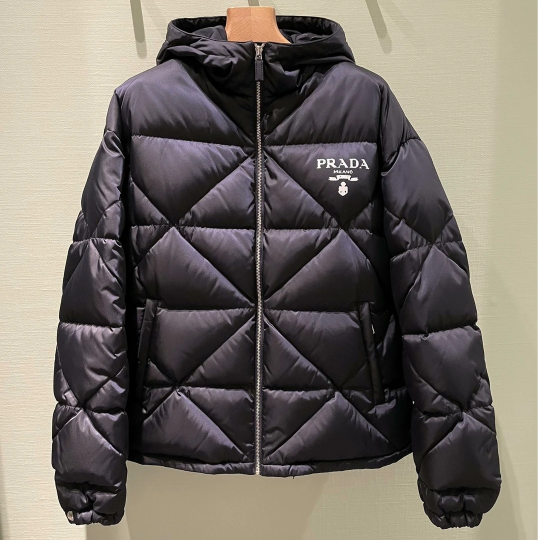 全新未使用 Prada/普拉达 男士深蓝连帽再生尼龙休闲羽绒服YU076