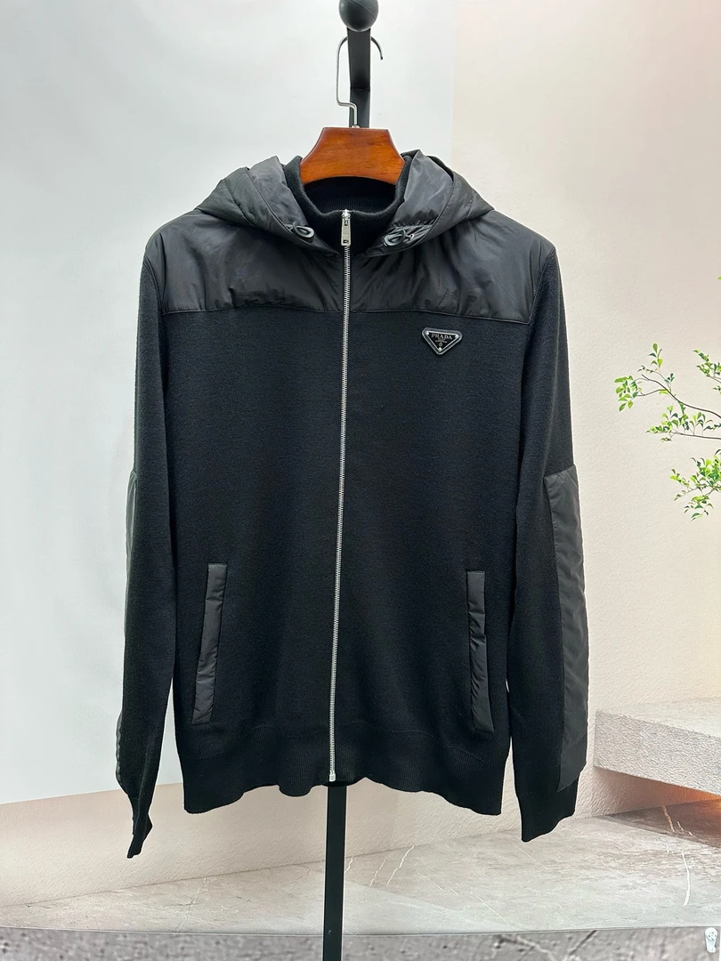 Prada/普拉达男士黑色连帽羊毛尼龙拼接外套PJ051