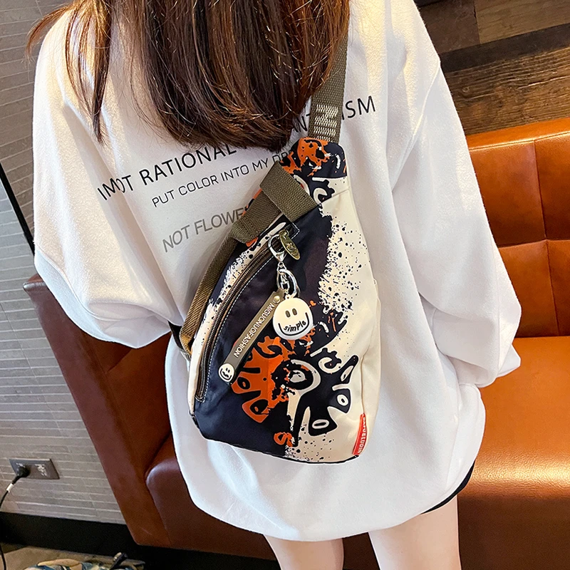 运动斜挎骑行胸包女2024新款潮牌小众设计印花多口袋单肩包小挎包