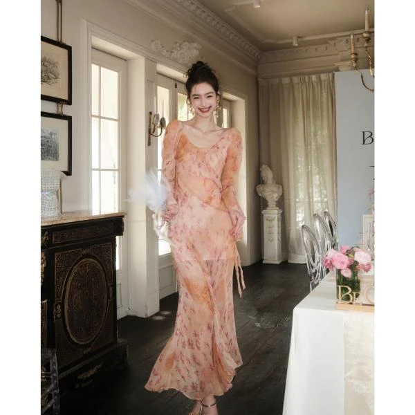 余潇潇【沙丘玫瑰】设计感乔其纱印花荷叶边收腰连衣裙