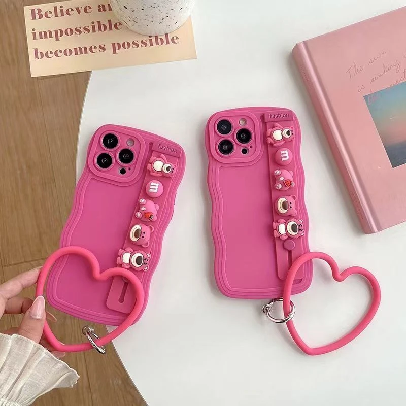 草莓熊15PRO手机壳女IPhone13/14女XR/11腕带支架127P8PLUS软壳套