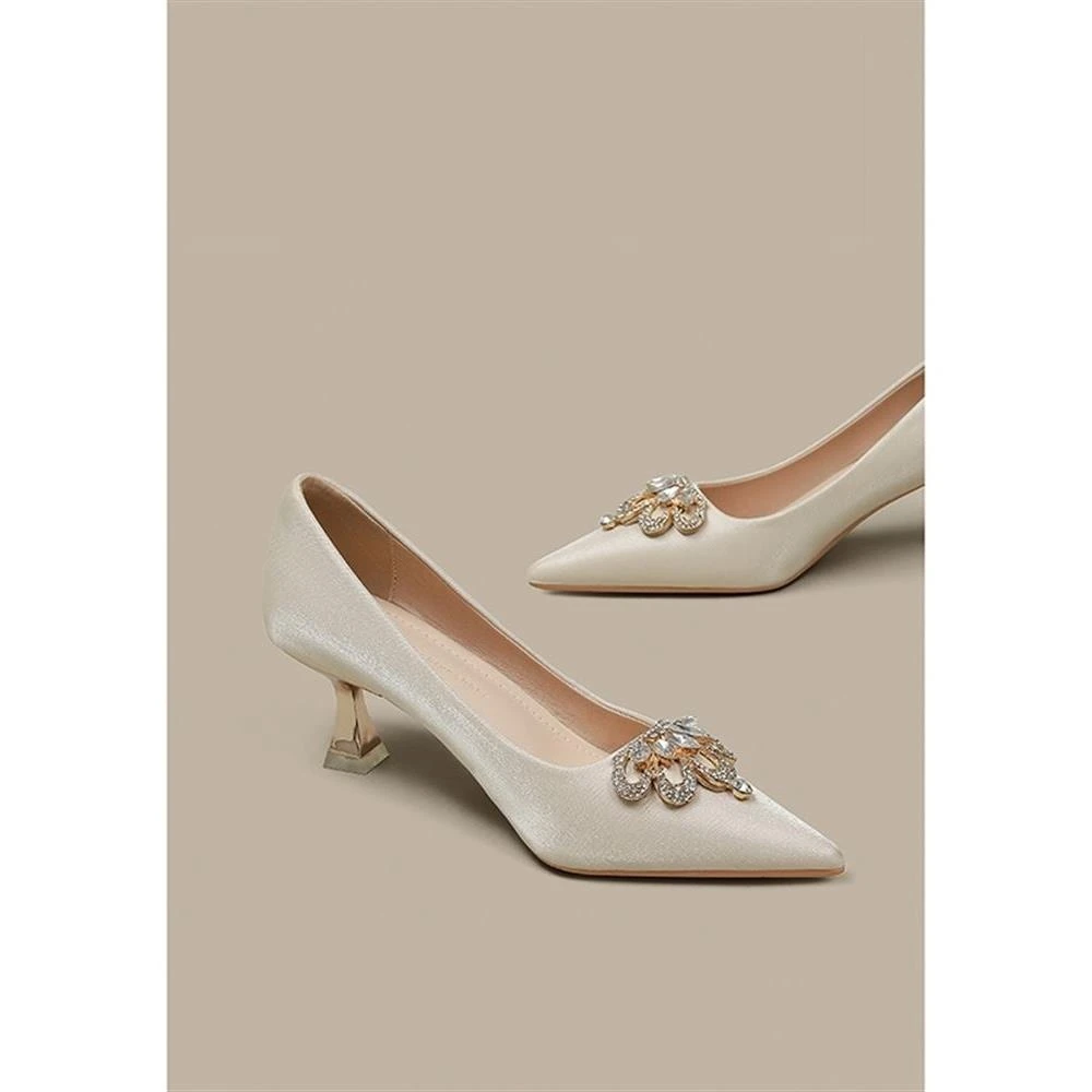 米白色新娘婚纱婚鞋女法式皇冠水钻不累脚尖头中法式不累脚水钻