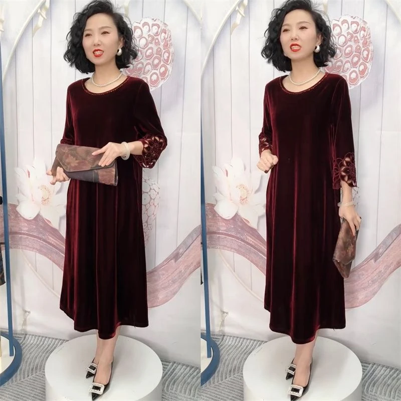 高端妈妈秋冬新款圆领刺绣洋气连衣裙丝绒宽松大码遮肉过膝打底裙