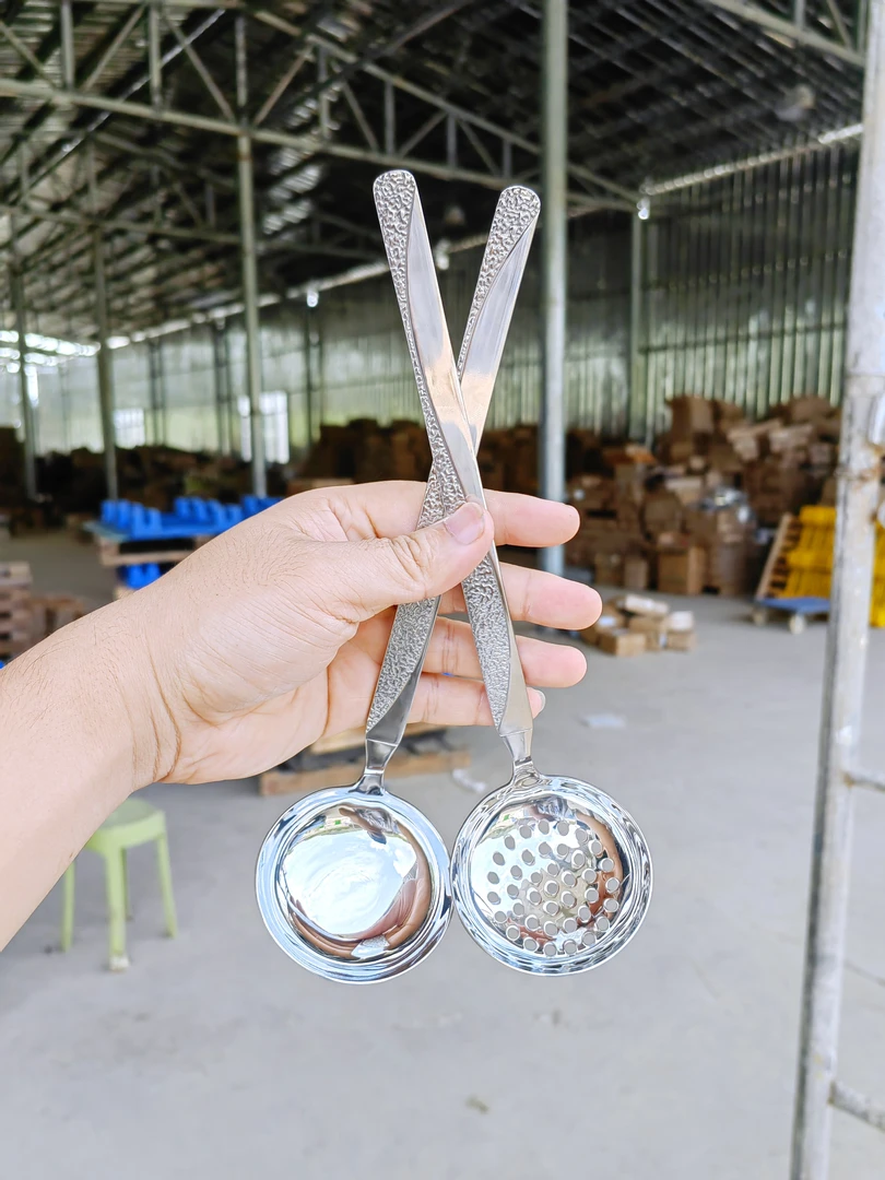 出德国18-10火锅汤勺漏勺一支长度24㎝，勺头宽7㎝