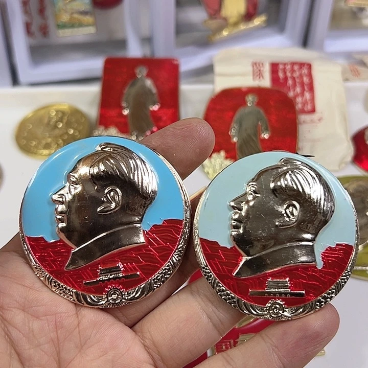 其他普通金属心***岸纪念章一个。。
