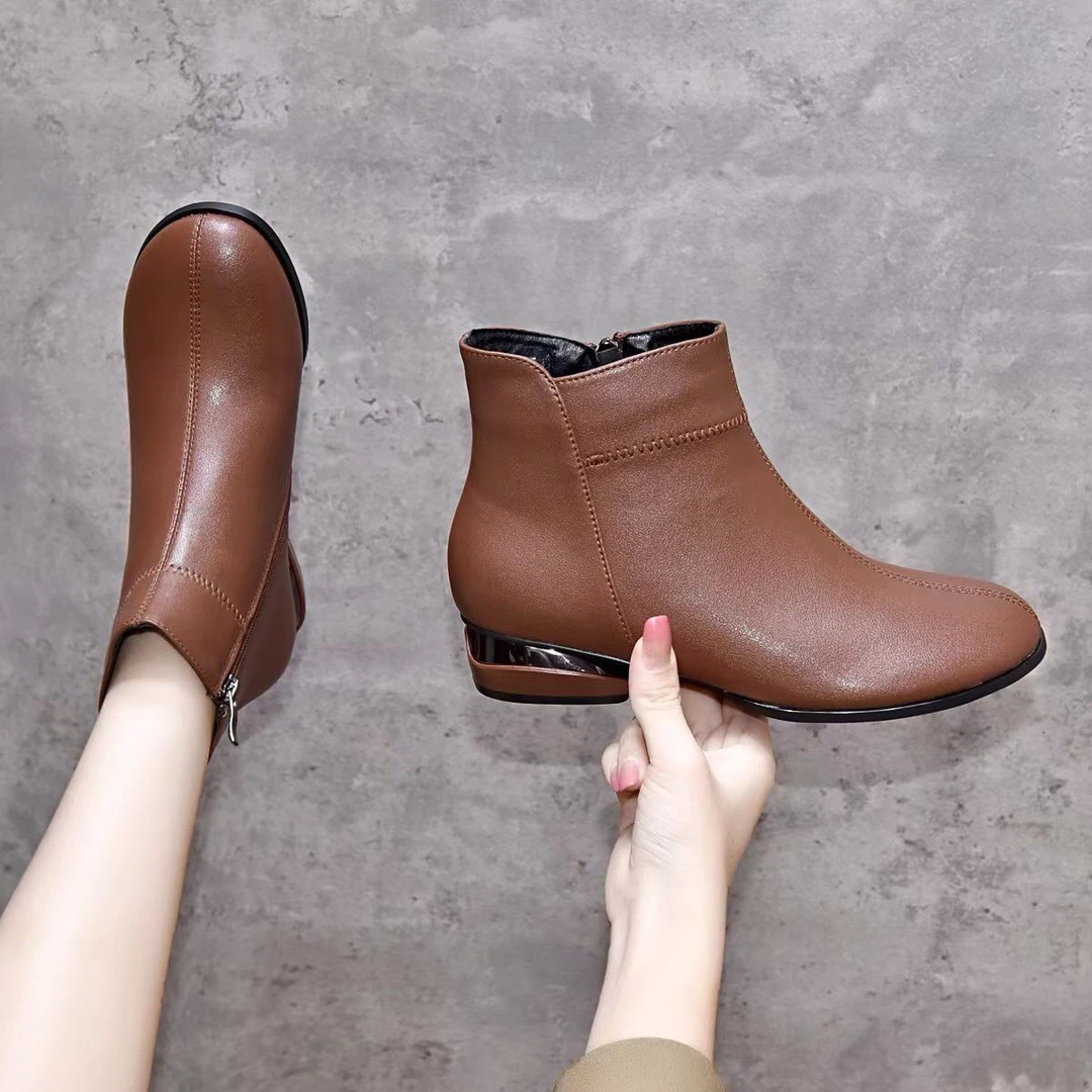 真皮圆头低跟短靴女2025新款秋冬粗跟小裸靴复古妈妈鞋马丁靴加绒