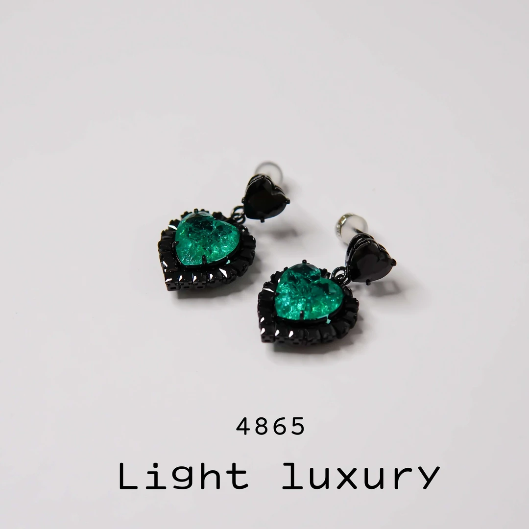 铜合金耳饰 4865时尚气质高级感绿爱心酷黑耳钉