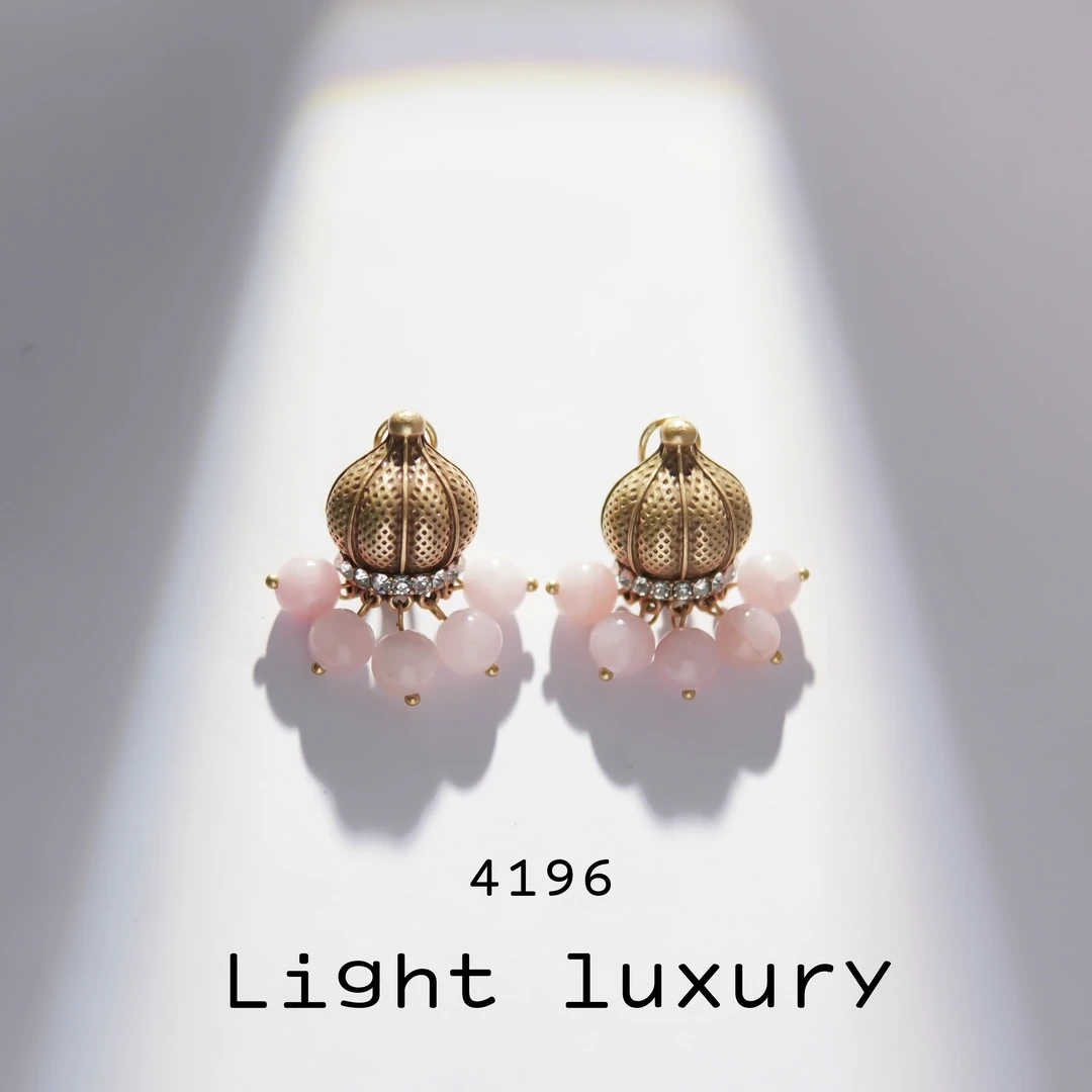 铜合金耳饰 4196气质轻奢优雅精致设计师浅粉色竹笼花耳钉