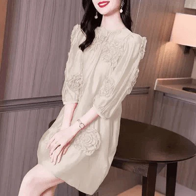 M新款立体精致盘花圆领中袖宽松腰连衣裙LZ556