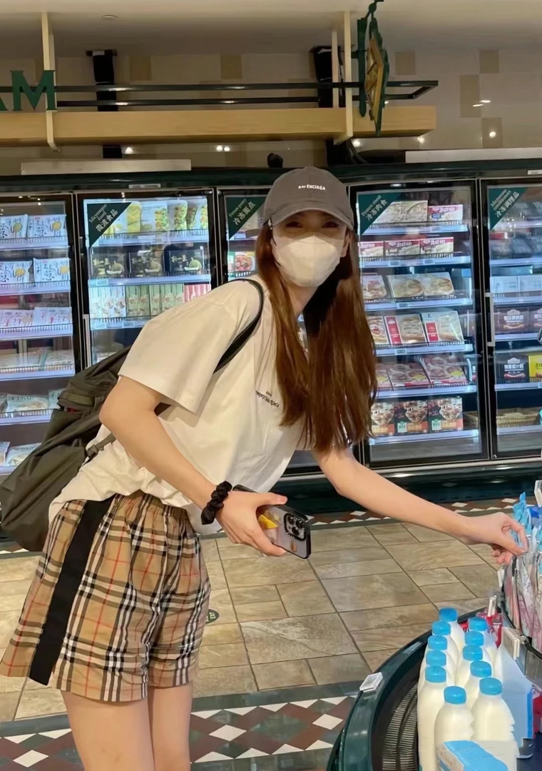 未使用 BURBERRY/博柏利 女款经典格纹卡其色 侧边黑条纹短裤