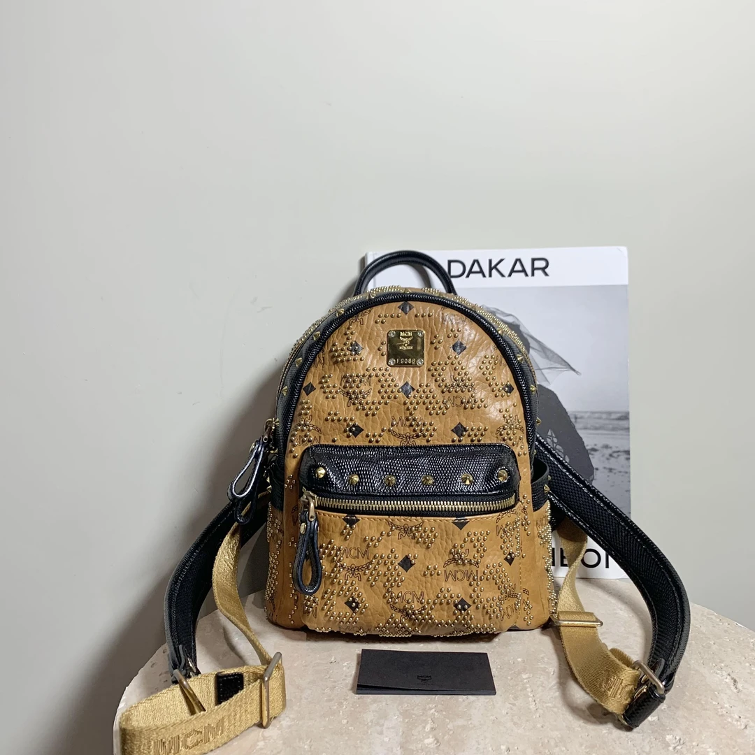 95新 MCM 壹臻中古/干邑色铆钉mini双肩包/37653391