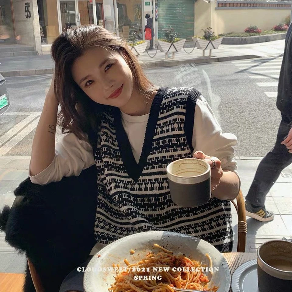 秋冬新款复古减龄马甲女宽松韩风叠穿V领百搭黑白拼色无袖背心潮