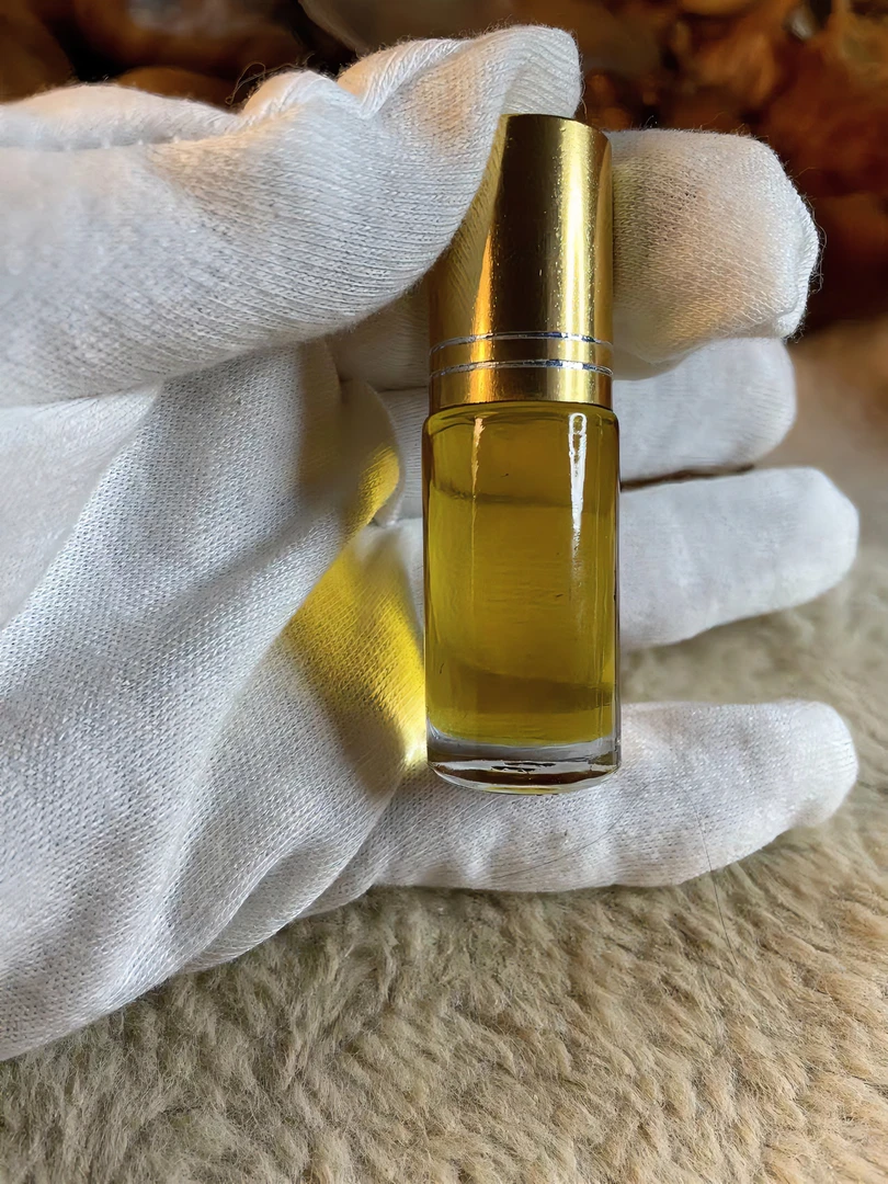 北太行高崖崖柏陈化黑油纯手工提炼精油