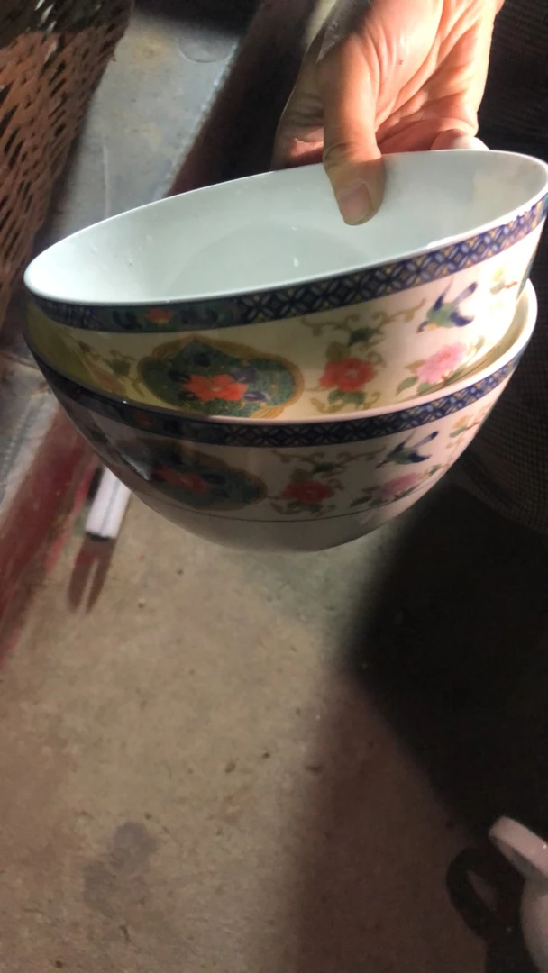 鸟语花香釉中彩骨质瓷大碗 2个 口径16 微瑕，黑点落砂釉泡