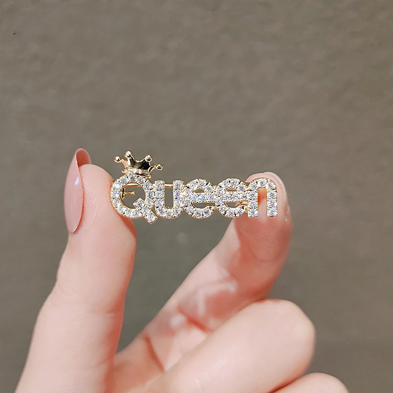 合金胸针 字母Queen女王气质新款高级感胸针防走光固定衣服别针女