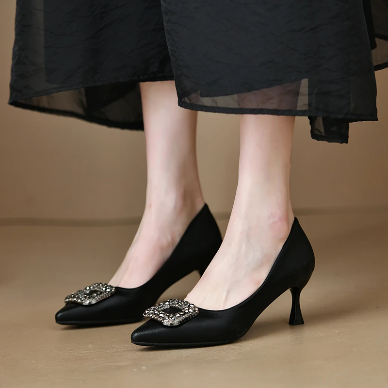 尖头小单鞋女中跟舒适百搭水钻女鞋气质工作鞋秋季新款高跟鞋黑色